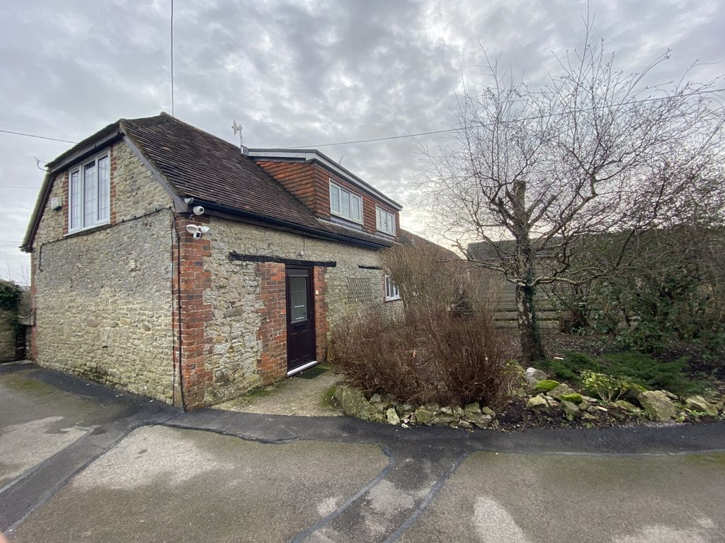 3 bed detached house to rent in Barrow Street, Mere, Warminster