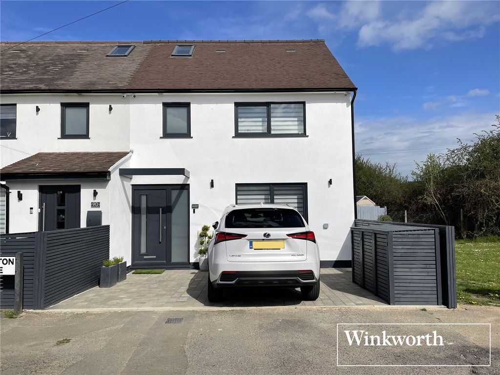 4 bed end terrace house for sale in Rossington Avenue, Borehamwood