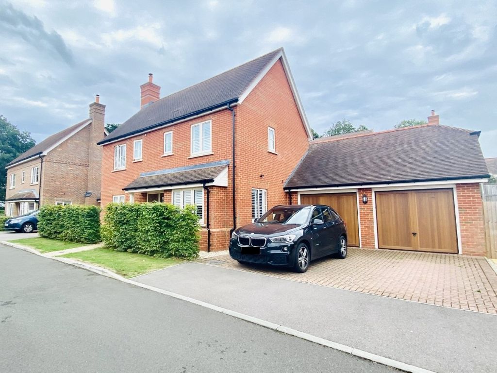 4 bed detached house for sale in Baldwin Close, Hartley Wintney, Hook