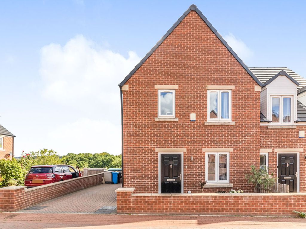 4 bed semidetached house for sale in Cross Hill Close, Ecclesfield