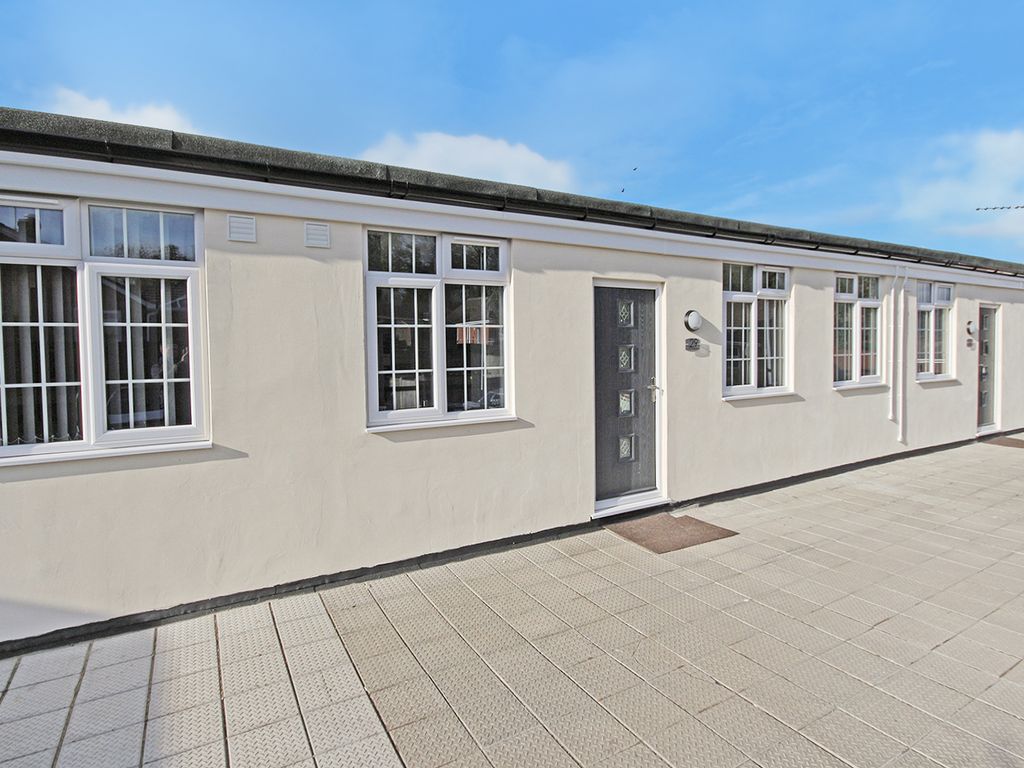 2 bed flat to rent in Warminster Road, Westbury BA13, £895 pcm Zoopla