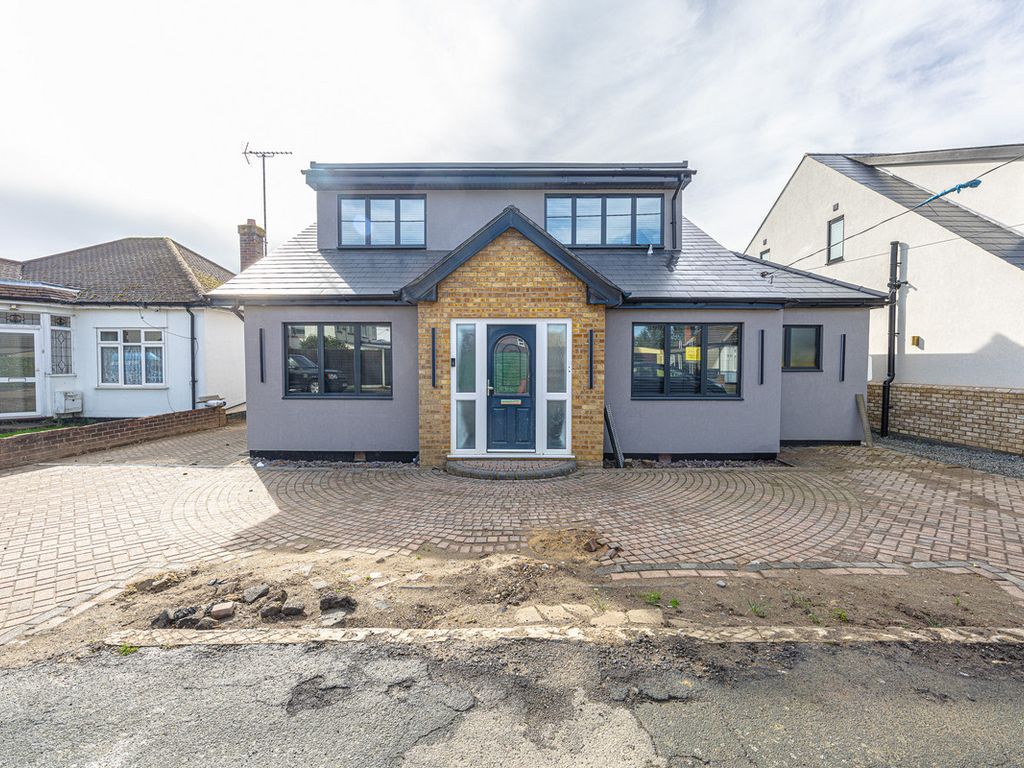 5 bed detached house for sale in Lascelles Gardens, Rochford SS4, £