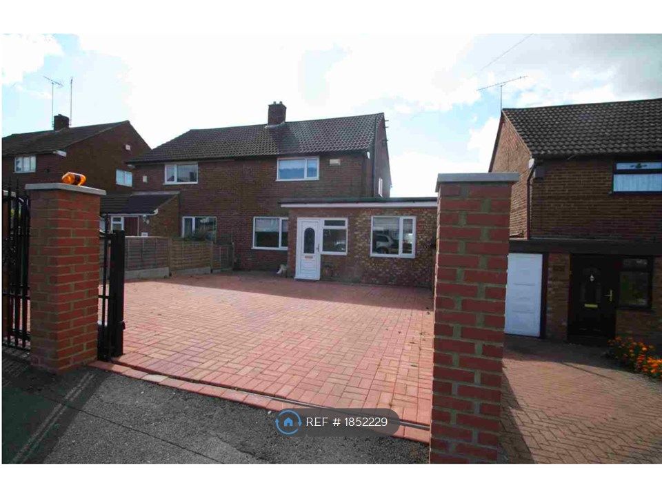 3 bed semidetached house to rent in Grampian Way, Luton LU3, £1,600