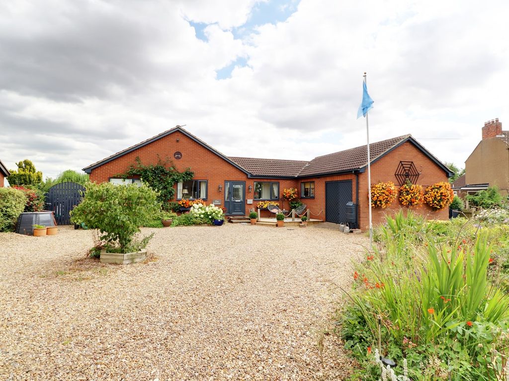 4 bed detached bungalow for sale in Crowle Road, Eastoft DN17, £369,950