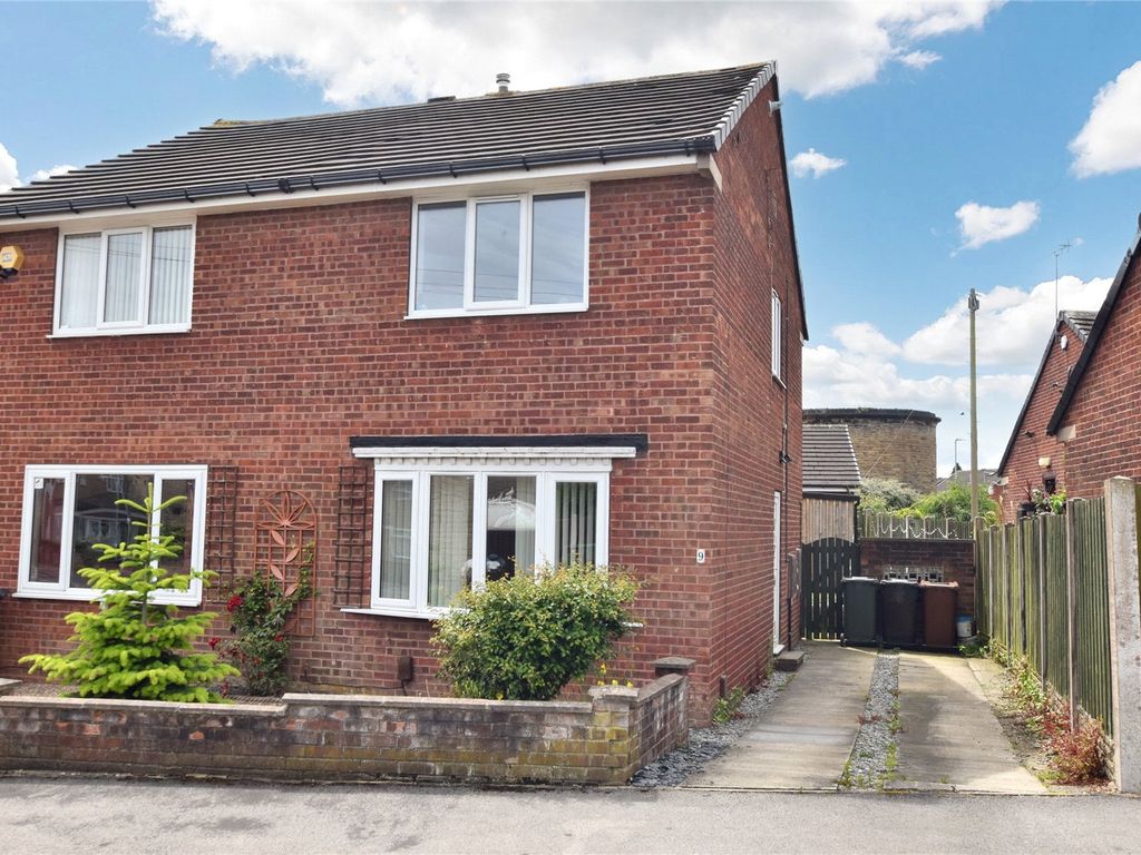 2 bed semidetached house for sale in Harlington Road, Morley, Leeds