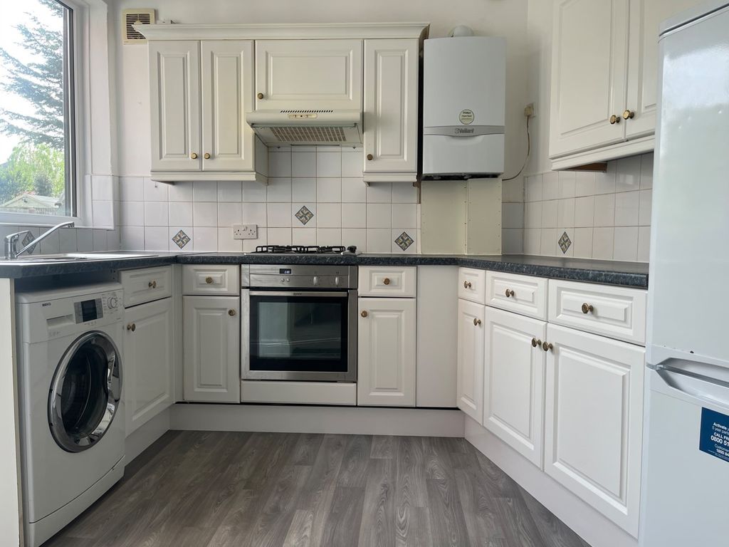 3 bed flat to rent in Birchwood Road, London SW17, £2,450 pcm Zoopla