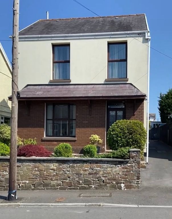 3 bed semidetached house for sale in Brynamman Road, Lower Brynamman