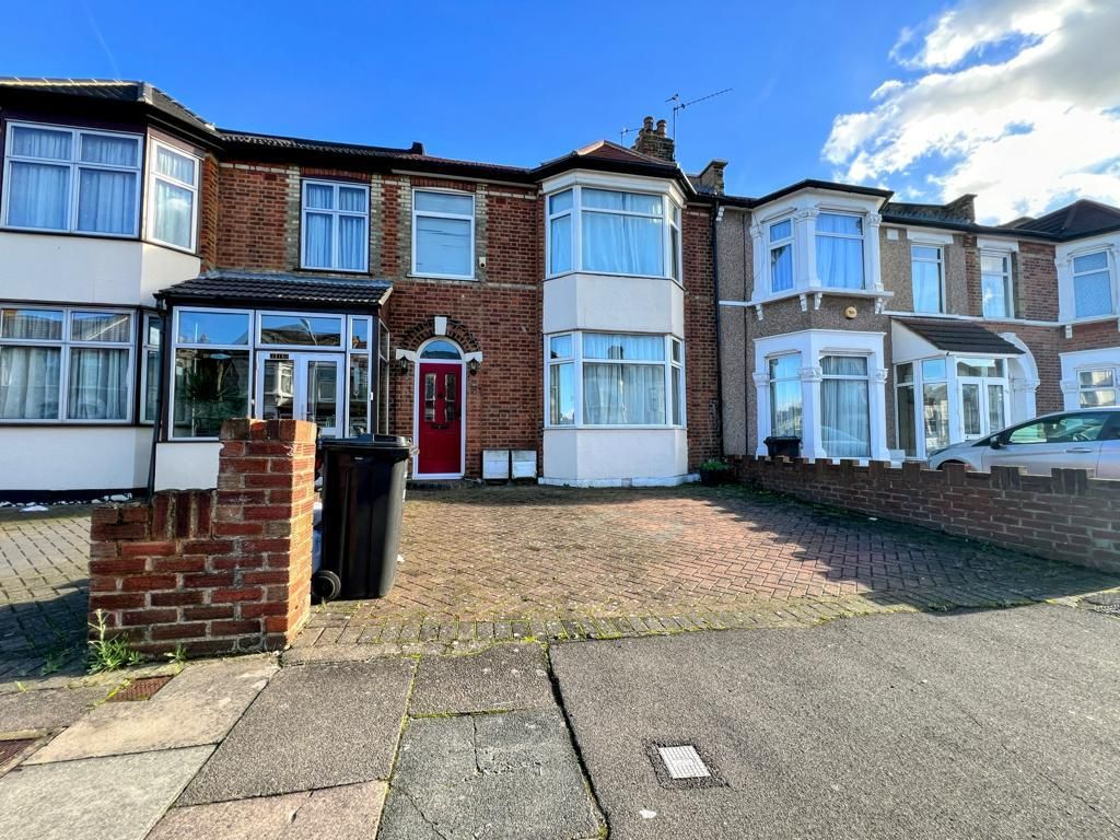 4 bed property to rent in Cambridge Road, Seven Kings, Ilford IG3, £