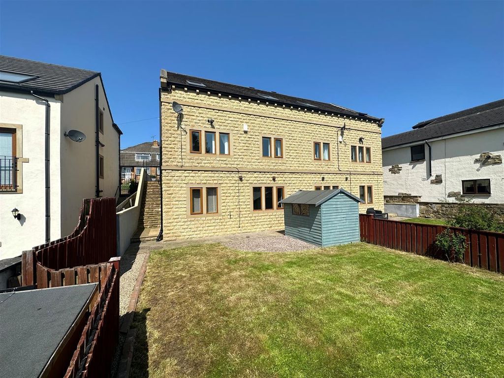 5 bed semidetached house to rent in Carr Lane, Riddlesden, Keighley