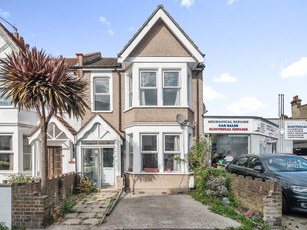 3 bed semidetached house for sale in Westborough Road, WestcliffOn