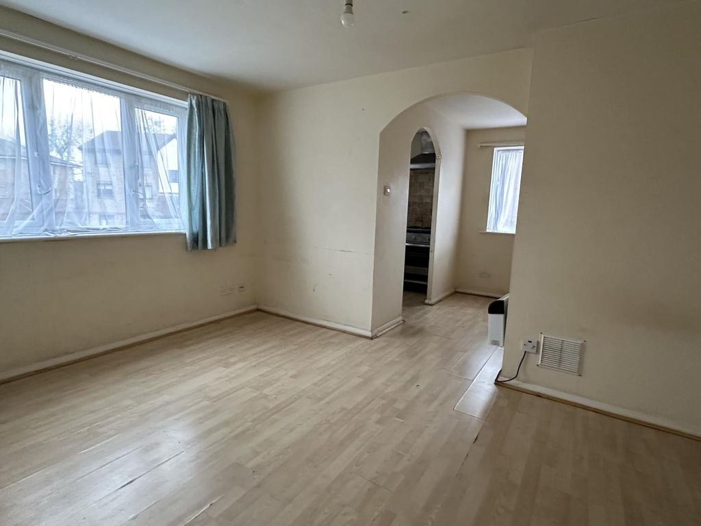 Studio to rent in Magpie Close, Enfield EN1, £1,200 pcm Zoopla