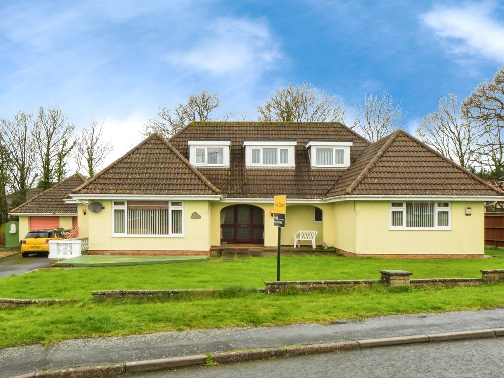 4 bed bungalow for sale in Upton Crescent, Nursling, Southampton