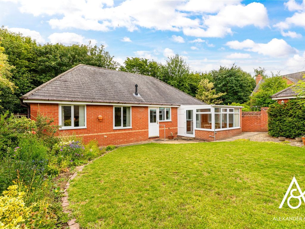 3 bed bungalow for sale in Purslane Drive, Bicester, Oxfordshire OX26