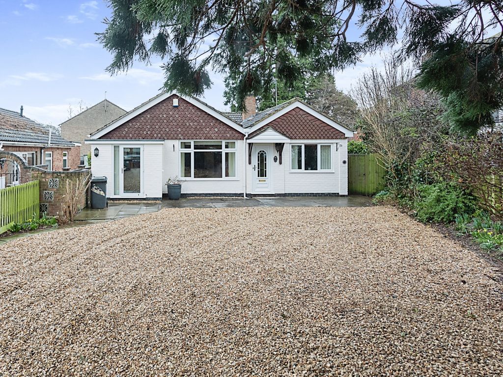 4 bed detached house for sale in The Beeches, Deanshanger, Milton