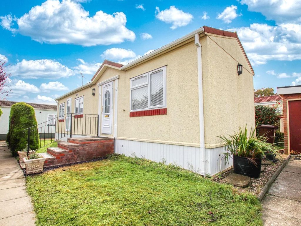 2 bed mobile/park home for sale in Avondale Park, Colden Common SO21, £