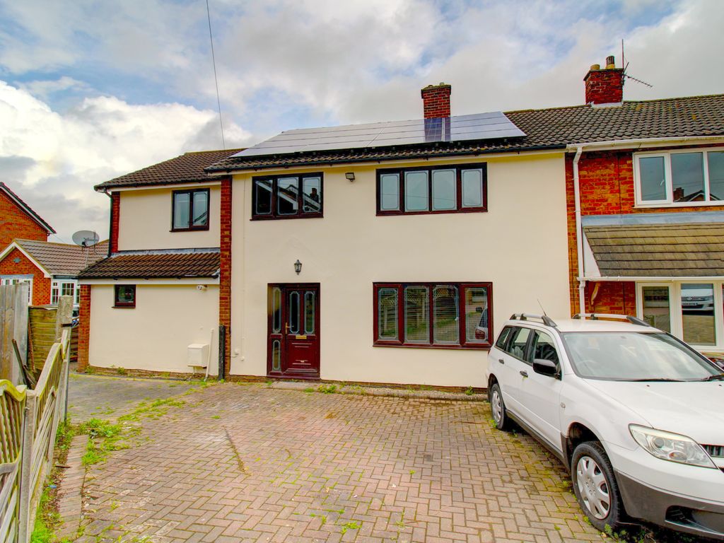 5 bed semidetached house for sale in Leaside Avenue, Handsacre