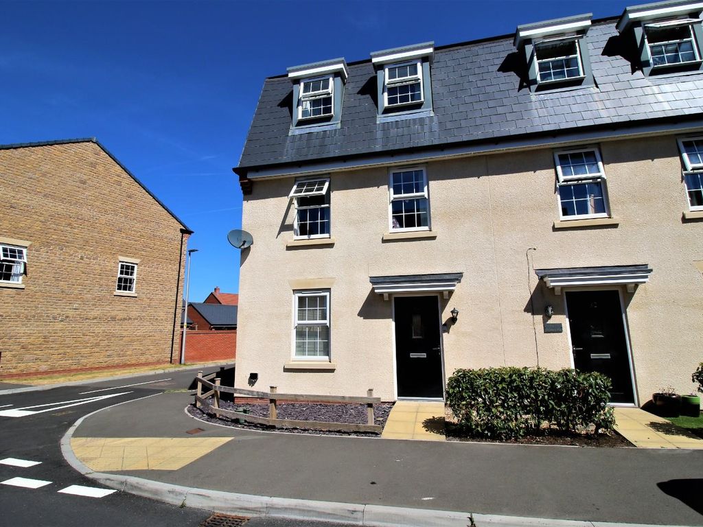 4 bed semidetached house for sale in Wheatear Road, Yatton, Bristol