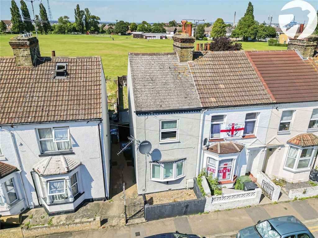 2 bed end terrace house for sale in Milton Road, Kent DA10