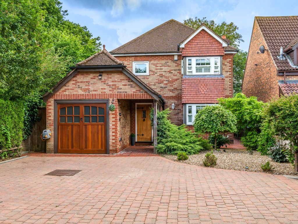 4 bed detached house for sale in Oliver Close, Addlestone KT15 Zoopla
