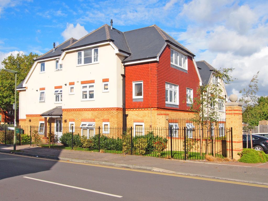 2 bed flat to rent in Windmill Lane, Epsom KT17, £1,550 pcm Zoopla