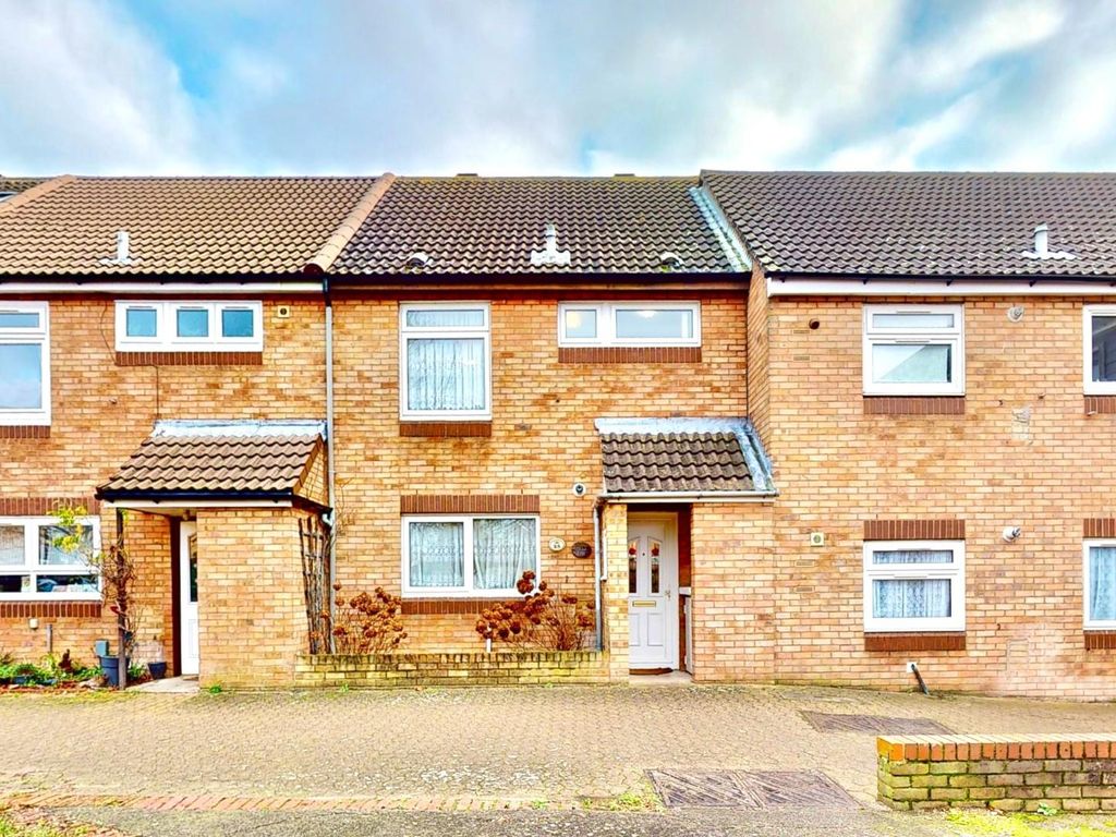 2 bed property for sale in Gregory Road, Romford RM6, £320,000 Zoopla