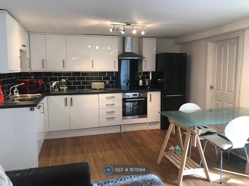 2 bed flat to rent in Derngate, Northampton NN1, £1,025 pcm Zoopla