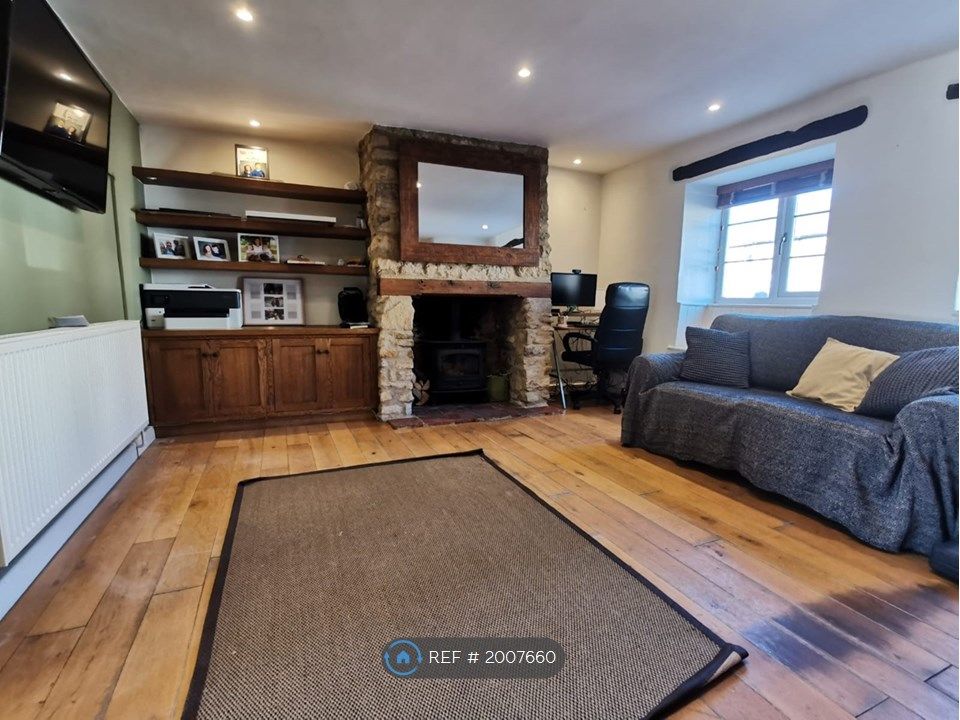 2 bed terraced house to rent in Corn Street, Witney OX28, £1,200 pcm