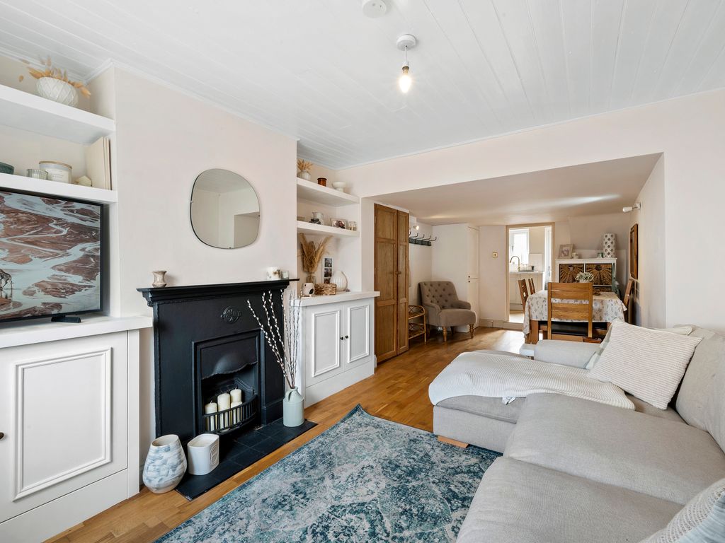 2 bed terraced house for sale in Clayton Road, Chessington KT9 Zoopla