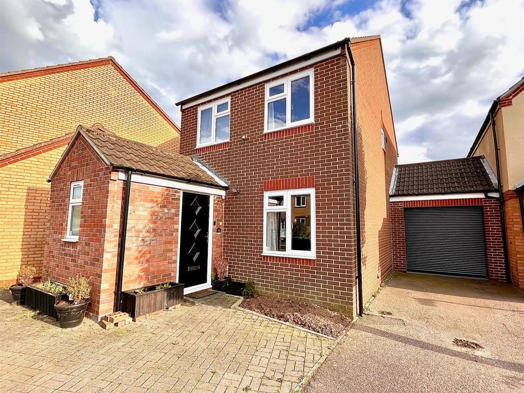3 bed linkdetached house for sale in Beeleigh Way, CaisterOnSea