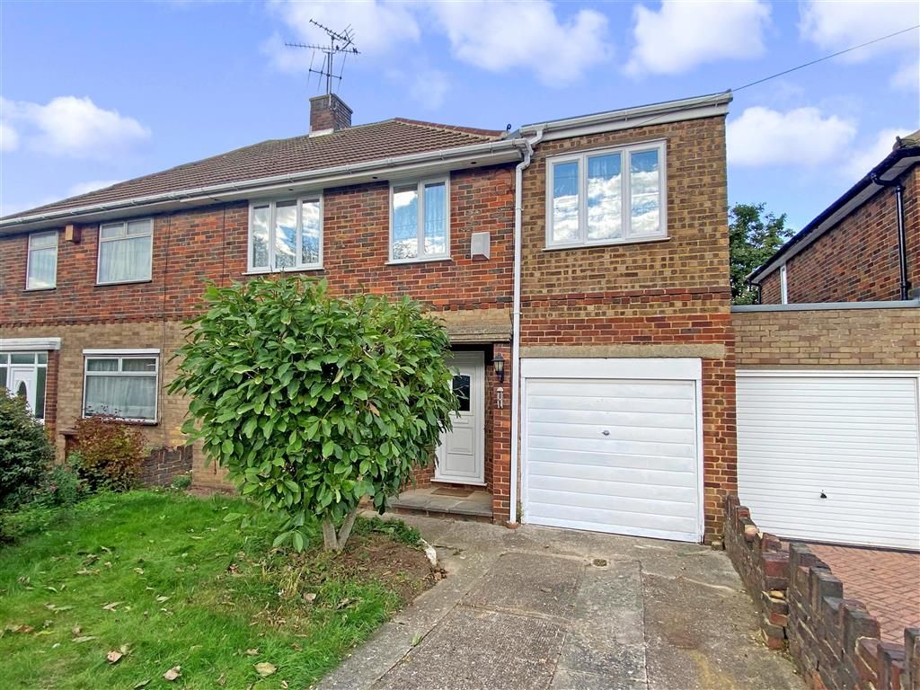 4 bed semidetached house for sale in Taverners Road, Rainham