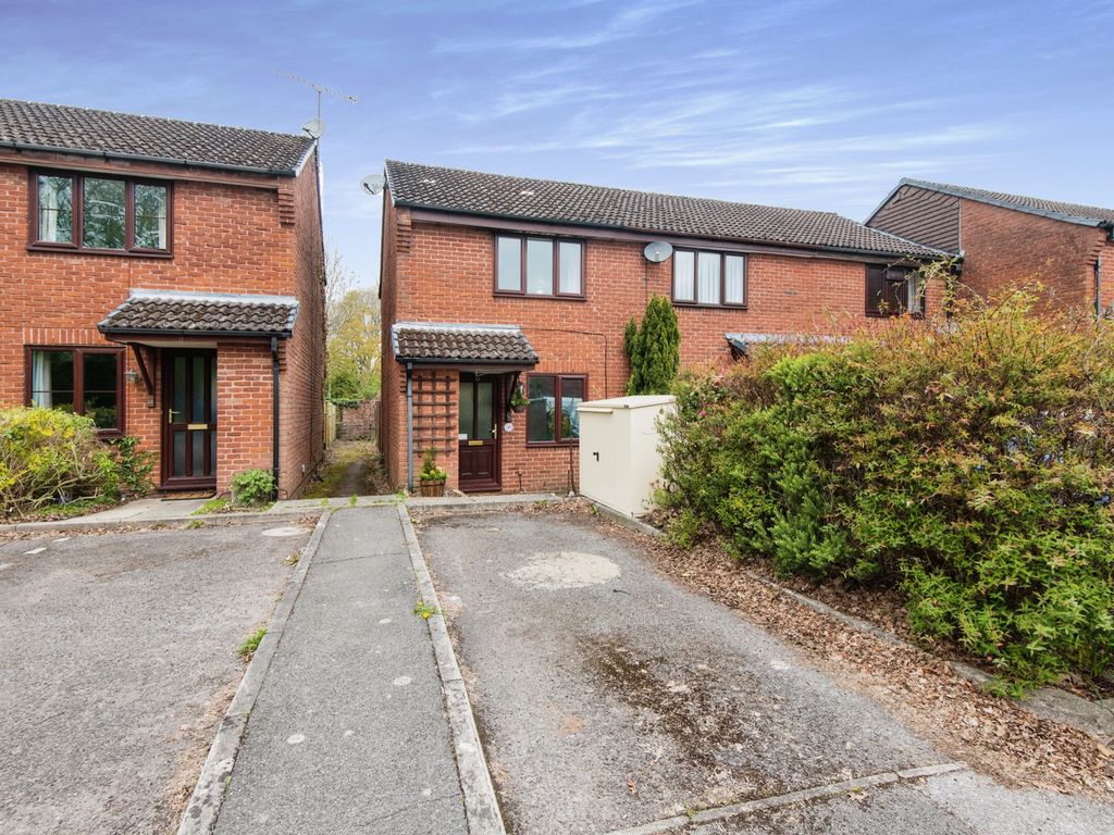 2 bed end terrace house for sale in Caernarvon Gardens, Chandlers Ford