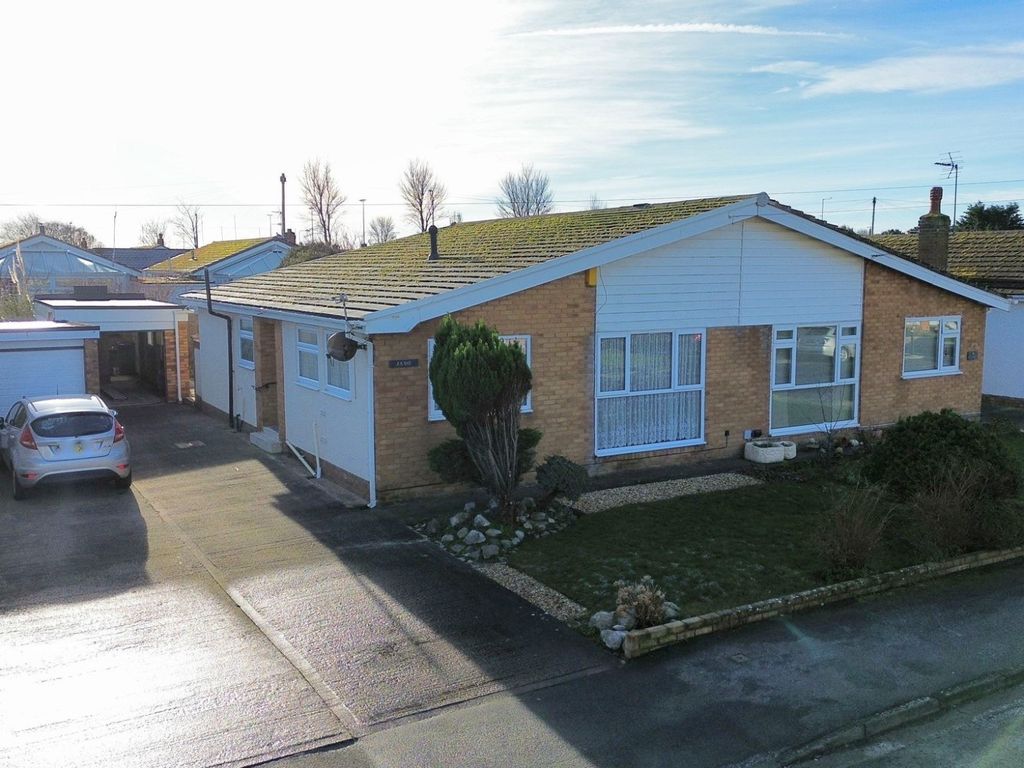 2 bed bungalow for sale in Spruce Avenue, Rhyl LL18, £179,950 Zoopla