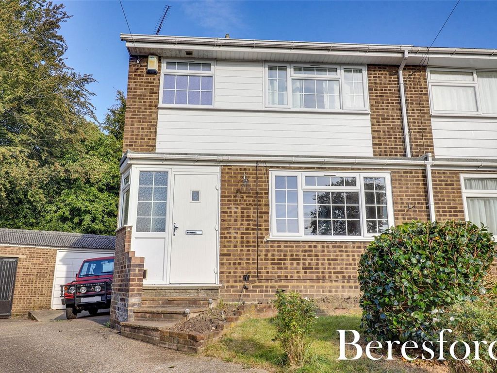 3 bed semidetached house for sale in Arbour Close, Warley CM14, £