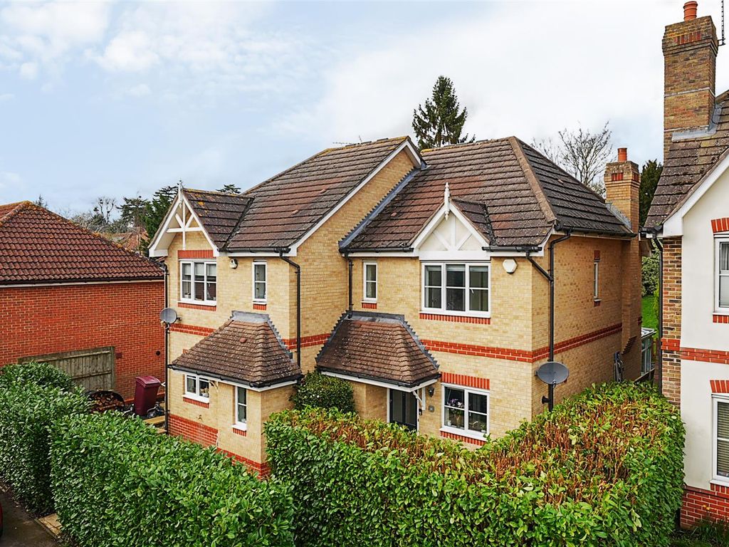 3 bed semidetached house for sale in Fairfax Close, Caversham, Reading