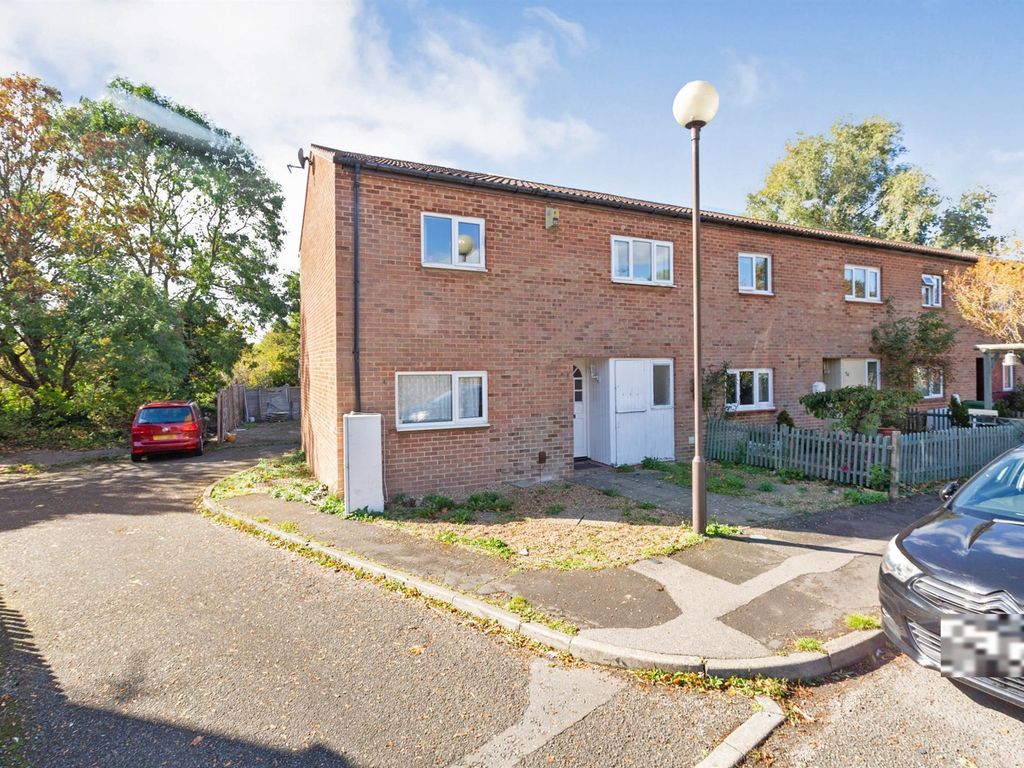 3 bed end terrace house for sale in Shipton Hill, Bradville, Milton