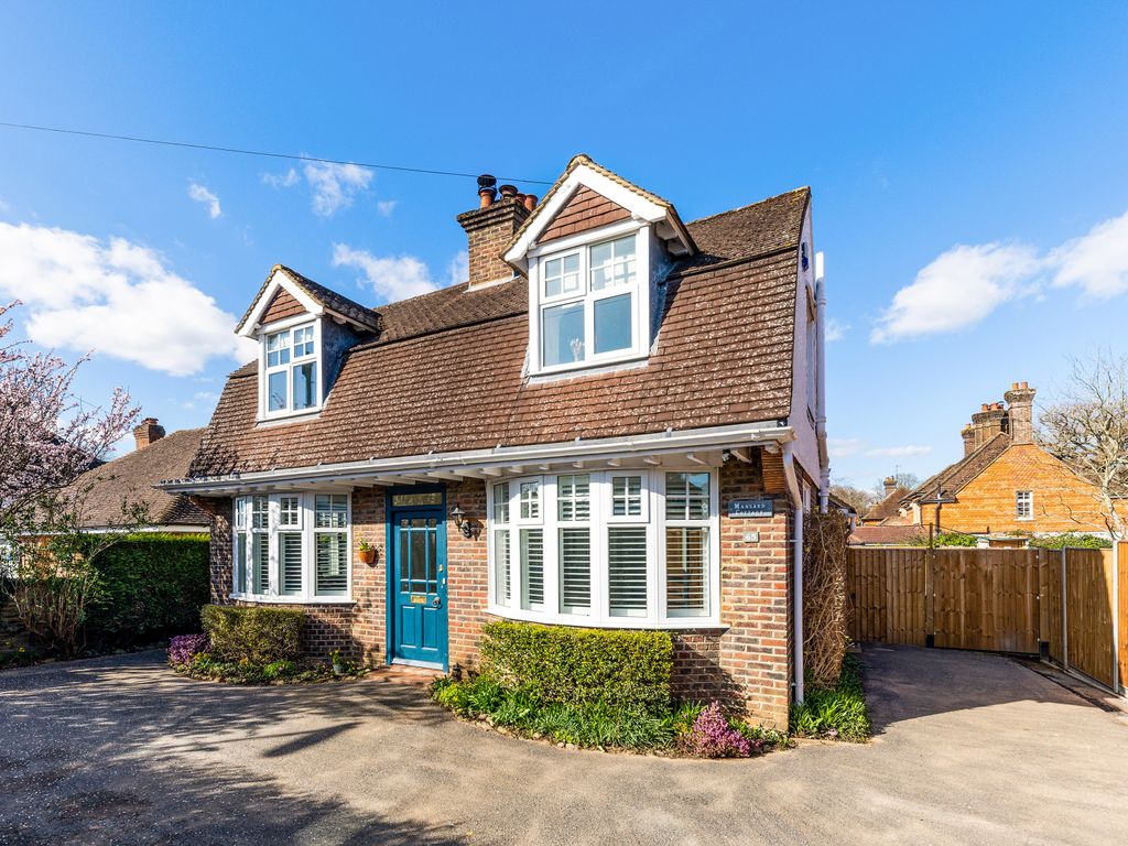 3 bed detached house for sale in Stoneleigh Road, Oxted RH8 Zoopla