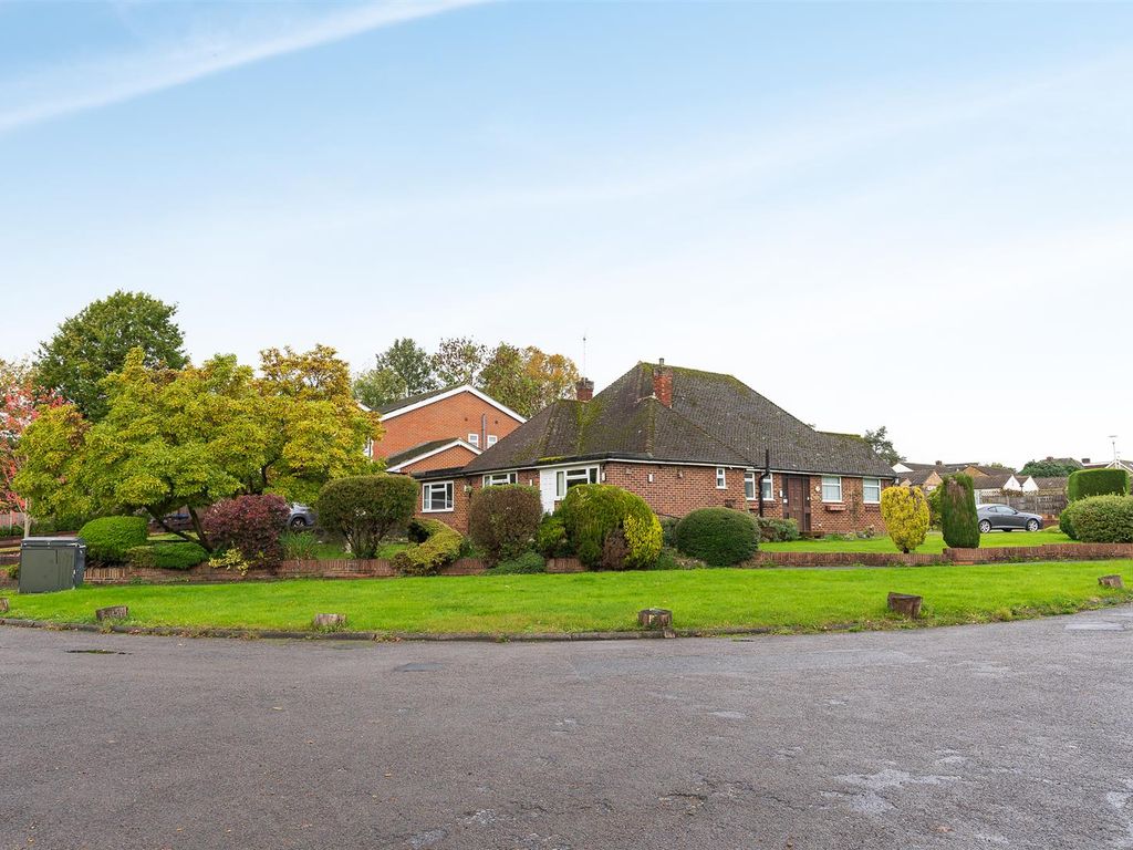 3 bed detached bungalow for sale in Post Meadow, Iver SL0, £775,000