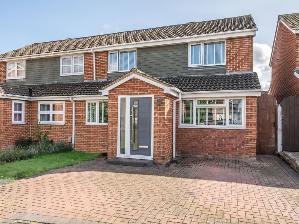 4 bed semidetached house for sale in Headington Close, Wokingham RG40