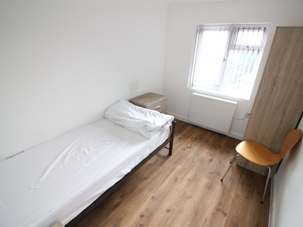 Room to rent in Bourne Avenue, Hayes UB3, £850 pcm Zoopla