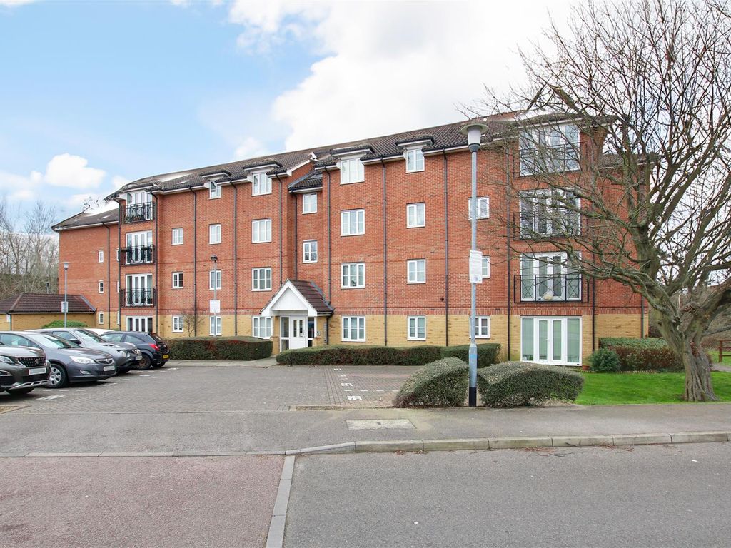 2 bed flat to rent in Winnipeg Way, Turnford, Broxbourne EN10, £1,500