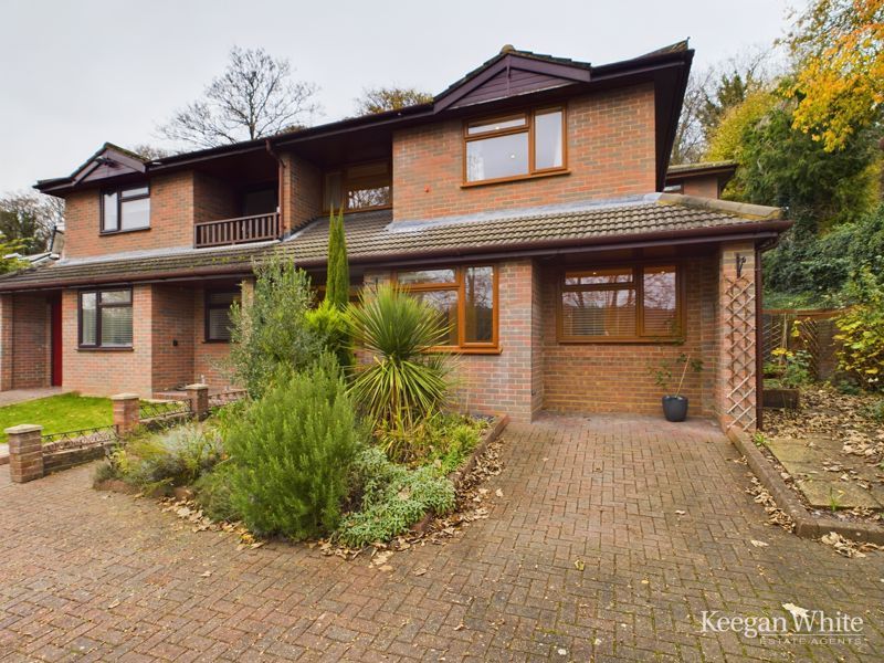 3 bed terraced house for sale in Laurel Drive, High HP11, £