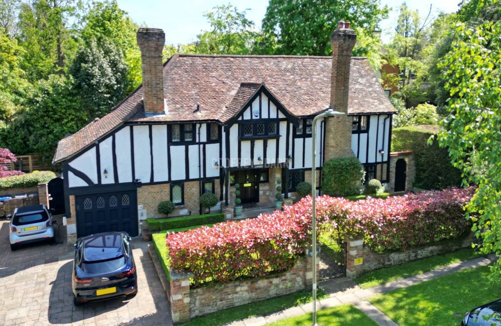 4 bed detached house for sale in Northcliffe Drive, London N20, £