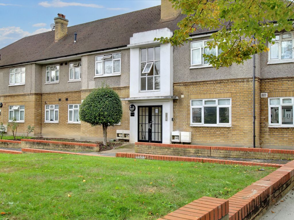 2 bed flat to rent in Ravensbourne Court, (Pp298), Catford SE6, £1,550
