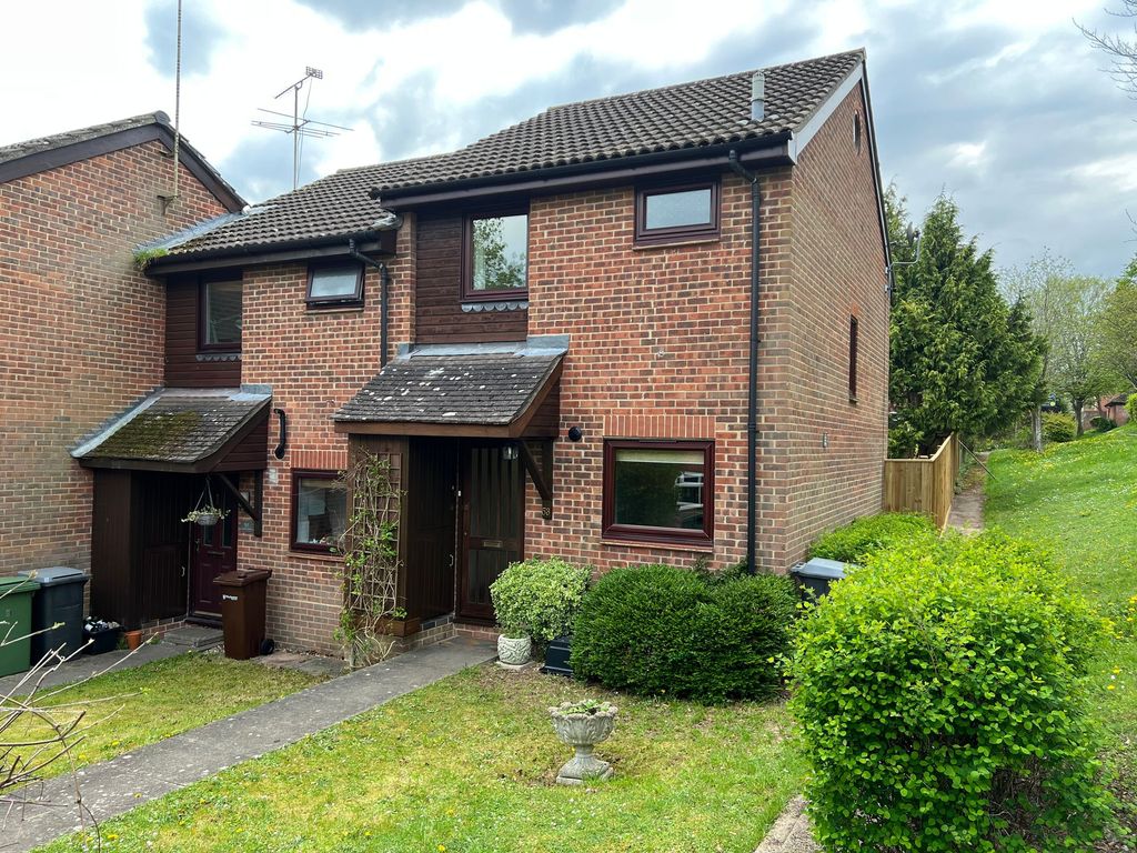 2 bed terraced house to rent in Lowden Close, Winchester SO22, £1,300