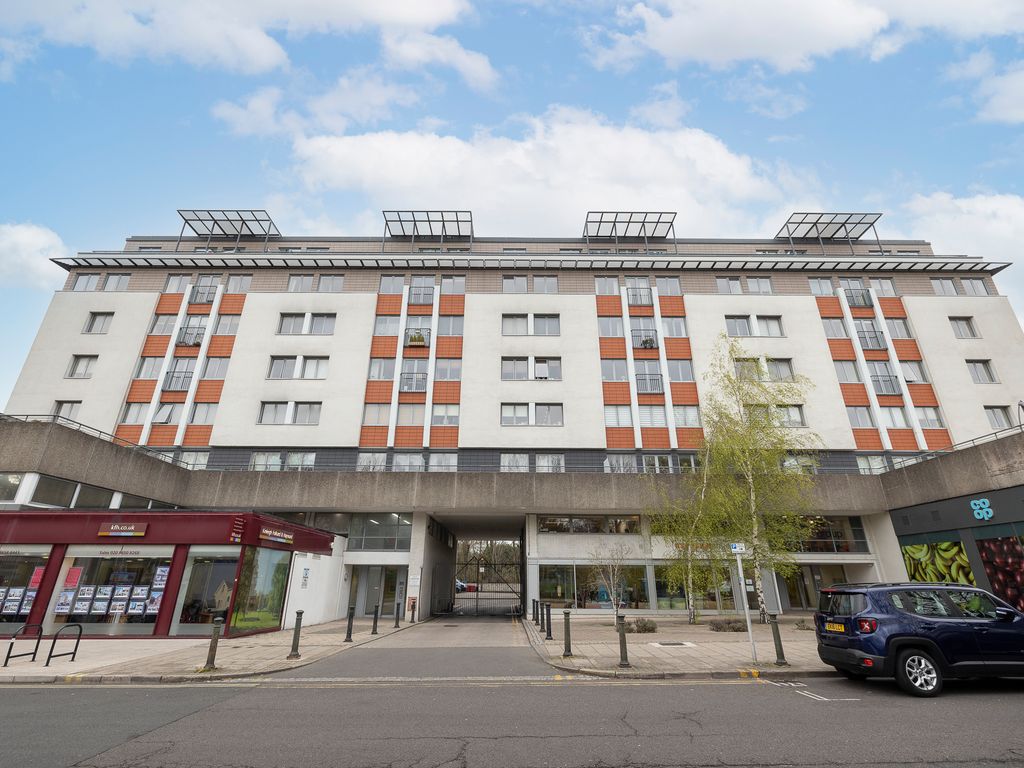 2 bed flat to rent in Albemarle Road, Beckenham BR3, £1,900 pcm Zoopla