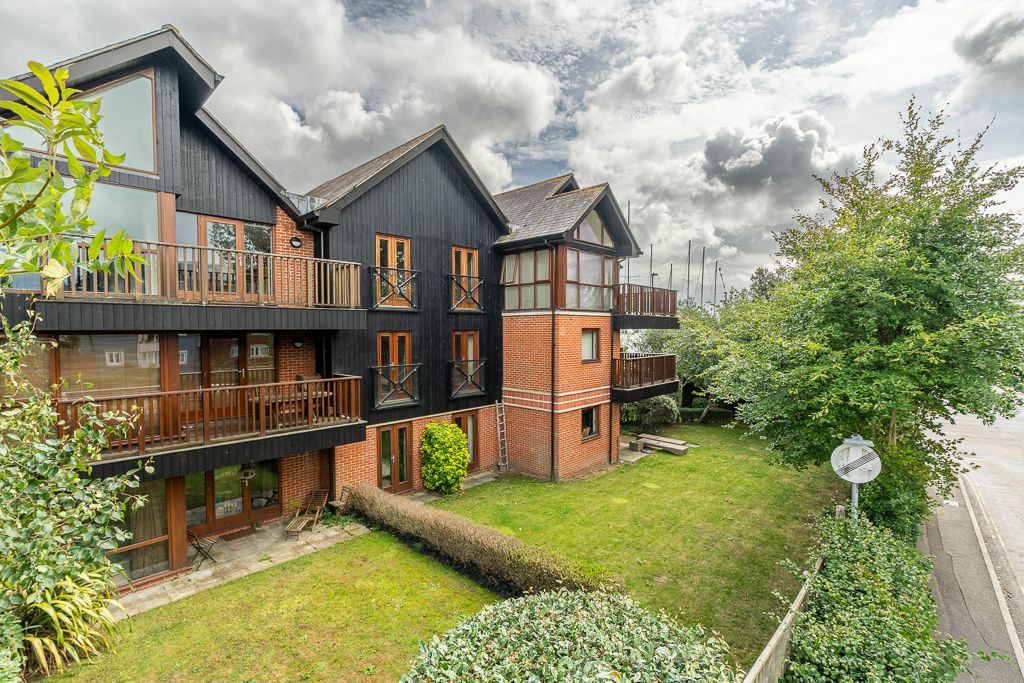 2 bed flat for sale in Swanwick Lane, Lower Swanwick Southampton SO31