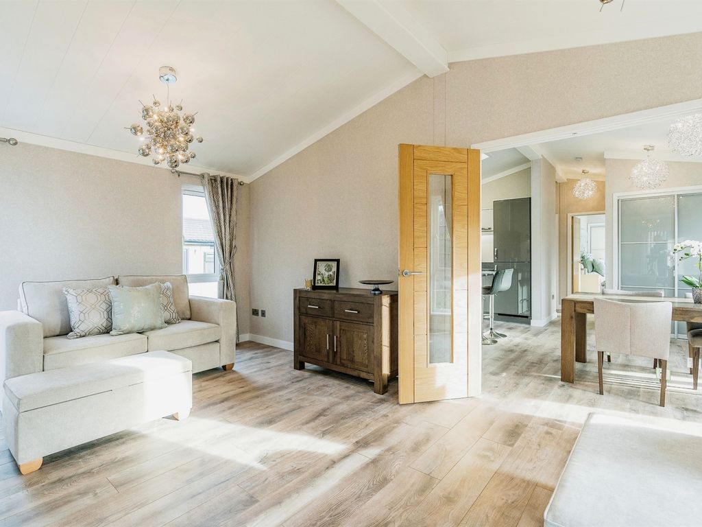 2 bed mobile/park home for sale in Well Street, East Malling, West