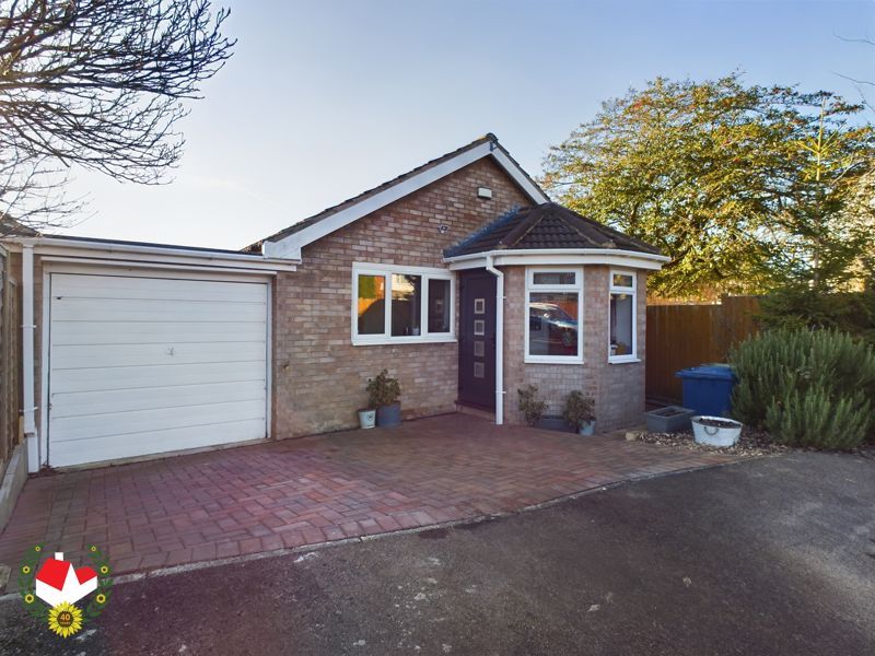 3 bed bungalow for sale in Sandown Lawn, Churchdown, Gloucester GL3, £