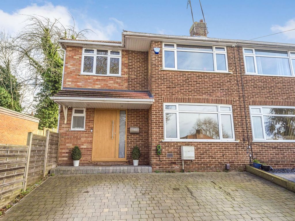 3 bed semidetached house for sale in Langley Avenue, Hemel Hempstead
