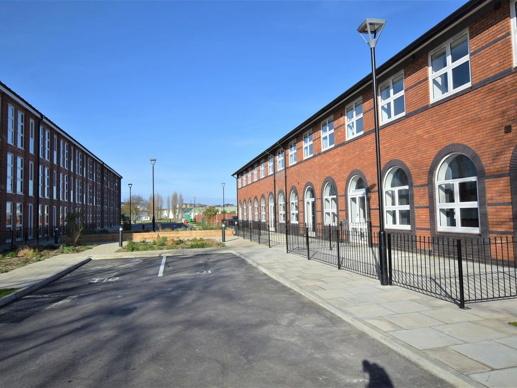 1 bed flat to rent in Elmwood Avenue, Feltham TW13, £1,350 pcm Zoopla